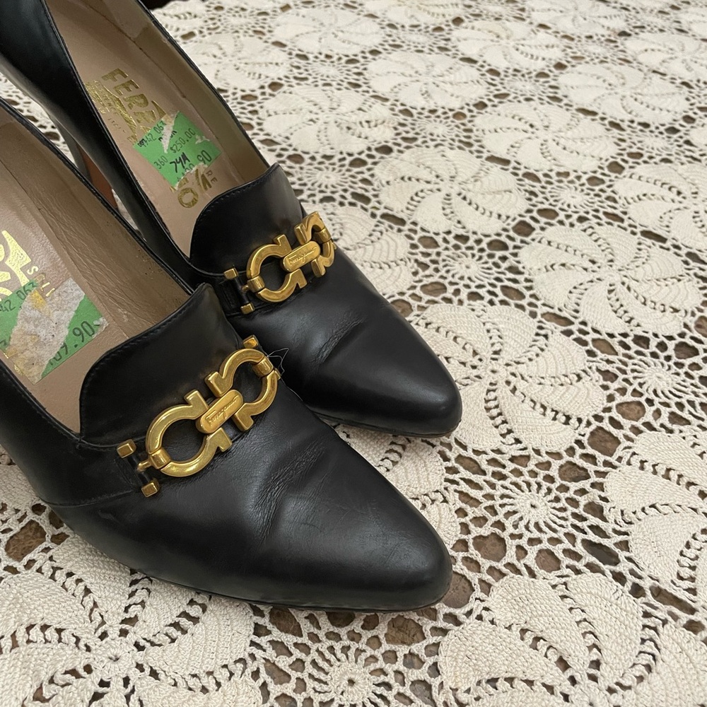 Ferragamo logo pumps
